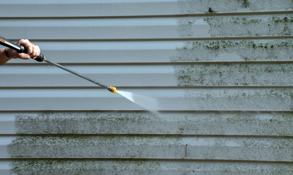 3 Tips for Effectively Pressure Washing Building Siding